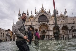 Traigan las g&oacute;ndolas; Venecia se vuelve a inundar