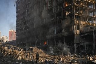 La guerra alcanza a la capital de Ucrania; Rusia bombardea enorme centro comercial