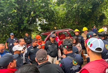 Protecci&oacute;n Civil refuerza labores de rescate de familia atrapada en gruta de Cuetzalan