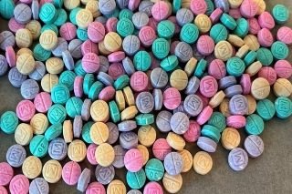 Parecen dulces y se venden en redes sociales: &ldquo;fentanilo arco&iacute;ris&rdquo;, la nueva droga para ni&ntilde;os y j&oacute;venes