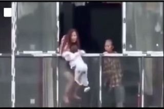 Madre arroja a su hijo por la ventana y apu&ntilde;ala a su suegra en China