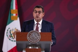 En Palacio Nacional, Sergio Salom&oacute;n invita a feria de Puebla 2023 y al desfile del 5 de mayo