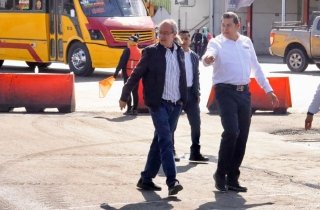 Acompa&ntilde;ado por vecinos, gobernador Armenta supervisa avance del 60% en repavimentaci&oacute;n de la 24 sur
