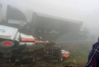Carambola de tractocamiones colapsa la autopista Puebla-Orizaba