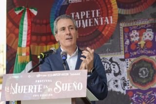 Inauguran Sergio Salom&oacute;n y Pepe Chedraui primer  tapete monumental en el Z&oacute;calo