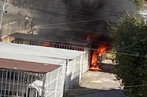 Fuego en Loma Bella provoca movilizaci&oacute;n tras quema de reja y autom&oacute;vil