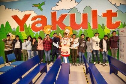 Visitaron estudiantes del Centro de D&iacute;a del SMDIF instalaciones de la empresa Yakult