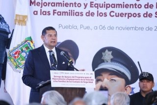 Gobierno entrega 110 mdp en apoyos de vivienda a 12 mil polic&iacute;as para dignificar labores policiales