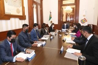 Eduardo Rivera toma protesta a los cuatro integrantes del consejo de j&oacute;venes del municipio de puebla