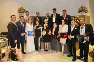 Recibe Alejandro Armenta distinci&oacute;n binacional de l&iacute;deres migrantes por ser agente de cambio con Humanismo Mexicano