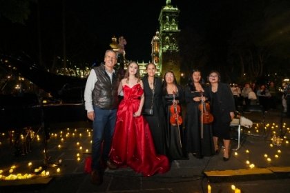 Se ilumina el coraz&oacute;n de Puebla con concierto "Z&oacute;calo entre velas"