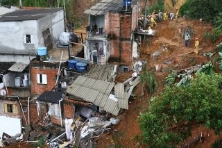Videos: al menos 24 muertos en Brasil por intensas lluvias y alud