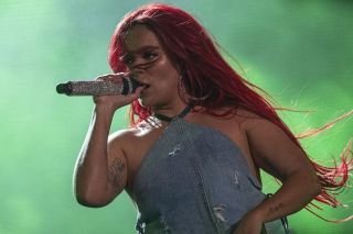 Karol G explota contra revista por excesiva edici&oacute;n de sus fotos