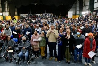 Como un acto de amor y compromiso, mujeres y adultos mayores reciben tarjetas de bienestar