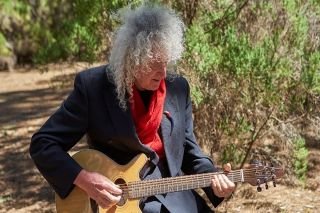 Brian May, guitarrista de Queen, canta &ldquo;Otro Lugar&rdquo;, su primera canci&oacute;n en espa&ntilde;ol