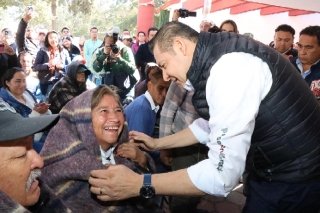 Armenta entrega cobertores en una de las zonas m&aacute;s fr&iacute;as del Estado de Puebla