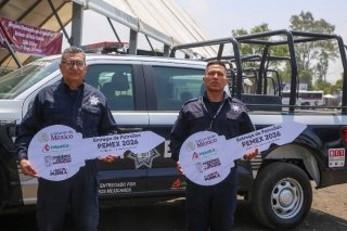 Pemex premia recuperaci&oacute;n de hidrocarburos en Puebla con cuarta entrega de p&eacute;treos