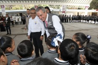 Entrega Pepe Chedraui obra educativa en la capital