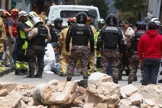 Aumenta a 15 la cifra de fallecidos que dej&oacute; el sismo en Ecuador y Per&uacute;