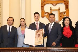 Ayuntamiento de Puebla entrega a Jos&eacute; Canales c&eacute;dula real, m&aacute;ximo honor municipal&nbsp;