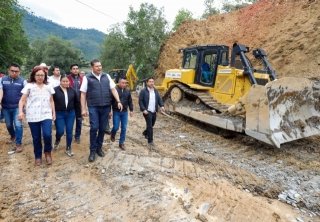 Con m&oacute;dulos de maquinaria, Gobierno de Puebla abre caminos afectados por deslaves en Eloxochitl&aacute;n