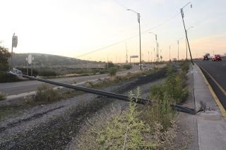&iexcl;Dinero a la basura! A un d&iacute;a de la inauguraci&oacute;n del alumbrado, un poste ya fue derribado, otro m&aacute;s est&aacute; a punto de caer