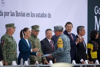 Claudia Sheinbaum reconoce a personal que atendi&oacute; al pueblo de M&eacute;xico tras lluvias intensas
