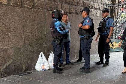 Ciudadanos detienen al "Estafador de los Tacos" en Plaza Victoria; intent&oacute; sobornar a la polic&iacute;a