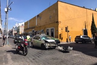Choque vehicular en el Centro de Puebla afecta la movilidad de la zona