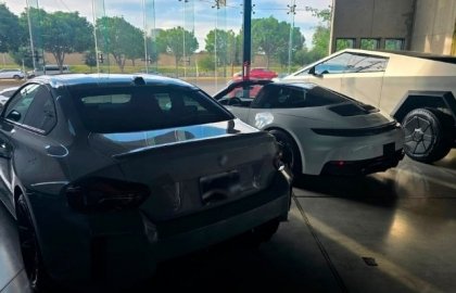 Otra vez en Puebla capital: 39 autos de lujo decomisados por lavado de dinero en agencia de V&iacute;a Atlixc&aacute;yotl