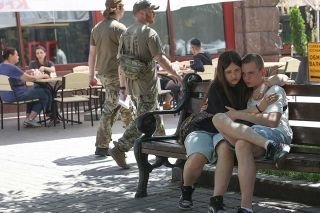 Ucrania reduce a 25 a&ntilde;os edad de reclutamiento y restringe circulaci&oacute;n de hombres
