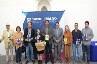Ayuntamiento de Puebla present&oacute; la primera colecci&oacute;n de canasta de escritoras y escritores