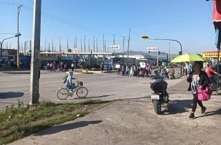 Padres de familia bloquean la 11 Sur; denuncian presunto acoso contra menores en escuela de Puebla