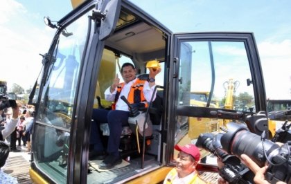 Gobierno Estatal transforma los 217 municipios con m&oacute;dulos de maquinaria