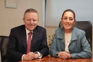 Sheinbaum comparte foto con Arturo Zald&iacute;var tras renuncia de ministro a la Corte