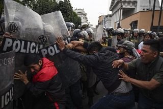 Protestas en Per&uacute; piden liberar a Castillo tras fallido autogolpe