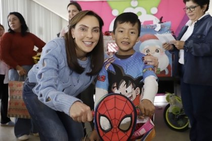 Regala Marielise Budib sue&ntilde;os e ilusiones con entrega de juguetes a ni&ntilde;os y ni&ntilde;as del CMERI