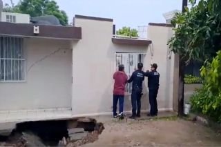 Se hunde su casa tras formarse socav&oacute;n en Hermosillo pareja es rescatada