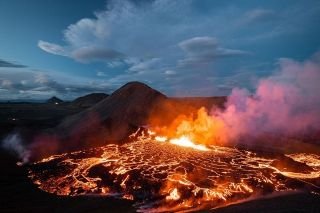 Entran en erupci&oacute;n volcanes en Islandia, Indonesia y Jap&oacute;n