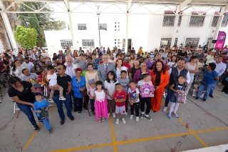 Pepe Chedraui y MariElise Budib conviven y regalan juguetes a ni&ntilde;as y ni&ntilde;os del Centro Comunitario de San Ram&oacute;n