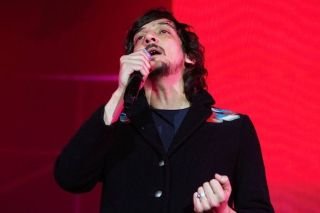 &ldquo;Me golpearon y humillaron&rdquo;: Le&oacute;n Larregui, vocalista de Zo&eacute;, denuncia agresi&oacute;n en Par&iacute;s