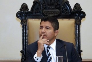 Sin respuestas y con el plazo vencido: Eduardo Rivera bajo la lupa