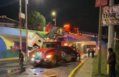 Tr&aacute;iler y taxi caen del puente de la UVM en el Perif&eacute;rico Ecol&oacute;gico debido a las lluvias