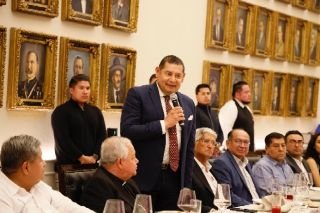Alejandro Armenta se re&uacute;ne con arzobispo y sacerdotes de Puebla