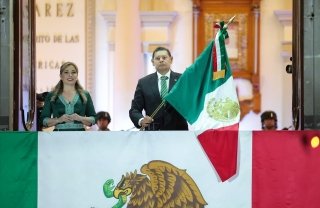 Gobernador Armenta honra a hero&iacute;nas y madres buscadoras en el grito de independencia