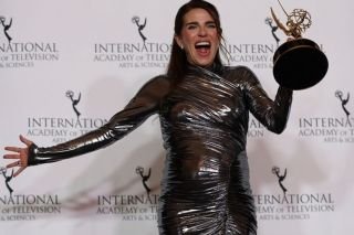 Karla Souza obtiene Emmy por &ldquo;La ca&iacute;da&rdquo; y deja ver su embarazo