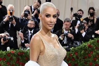Kim Kardashian sufre problema con su vestuario y termina ense&ntilde;ando de m&aacute;s