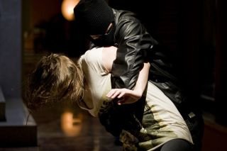 Mujeres escapan de sujetos en auto en calles de Guadalajara