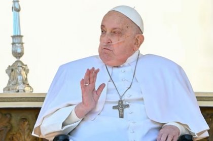 Papa Francisco aparece por sorpresa en la plaza de San Pedro: &ldquo;buen domingo a todos, muchas gracias&rdquo;