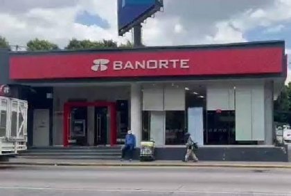 Con solo una nota en la mano, sujeto asalta Banorte en Plaza Dorada y se lleva 5 mil pesos